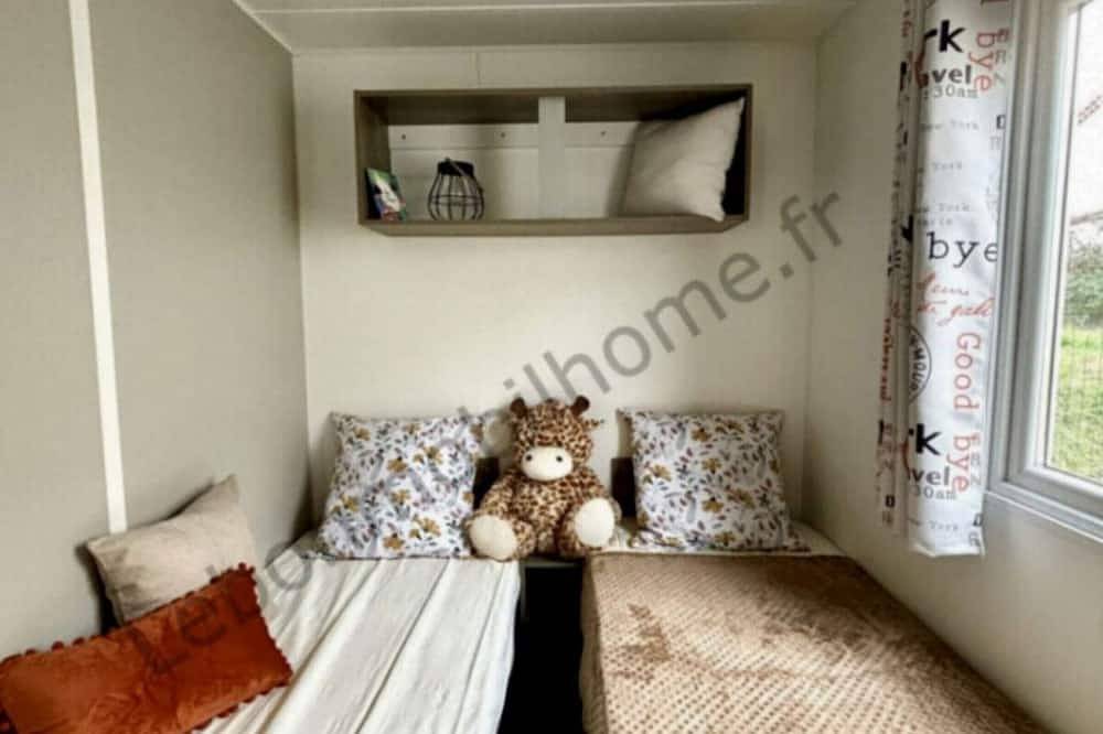 Spacious mobile home with terrace for 6 people in Tournon-sur-Rhône, Tournon-sur-Rhône region