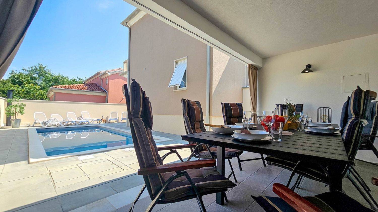 Strandnahe Villa mit Privatpool, genialer Outdoor-Kueche, Waschmaschine - hundefreundlich in Zambratija, Umag und Umgebung