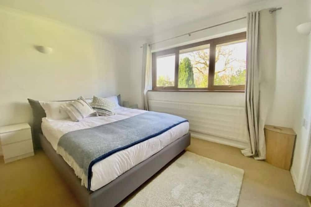 Kings Size full en-suite room on leafy avenue. in Crawley, West Sussex