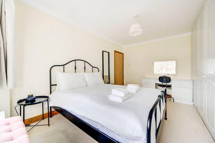 Holiday home for 8 people, with garden and balcony in London