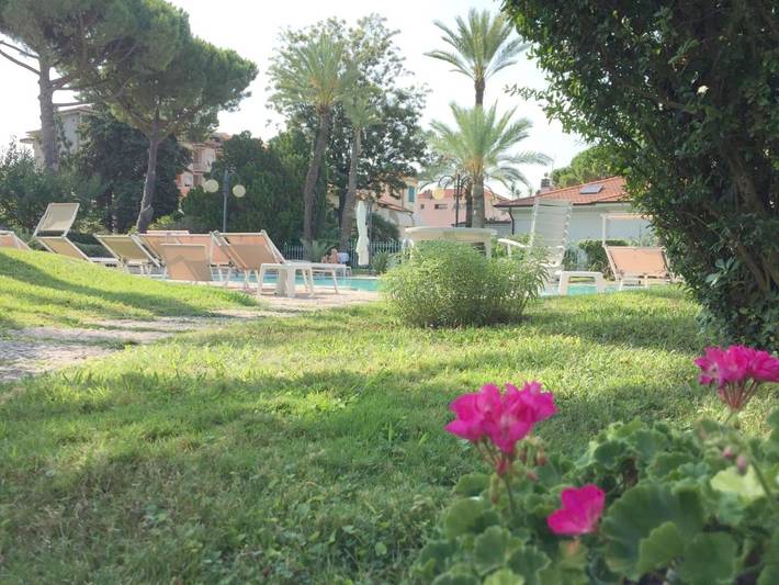 Ferienwohnung für 2 Personen, mit Terrasse und Garten sowie Pool und Ausblick