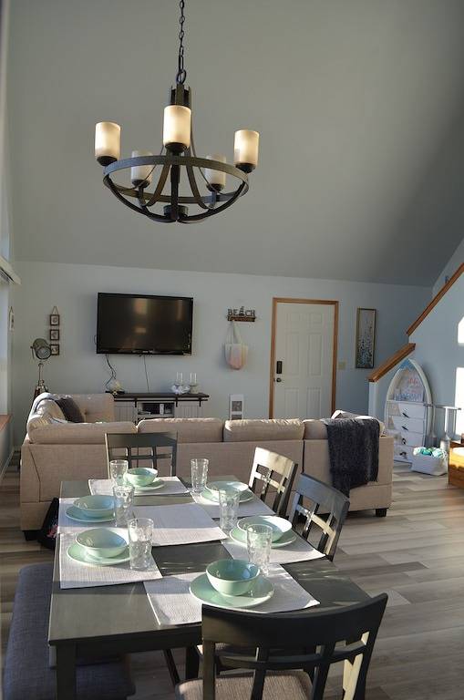 Bright Cheery House w/ outlet for Ev Charge, fire pit, close to beach & trails in Ocean Shores, Grays Harbor County