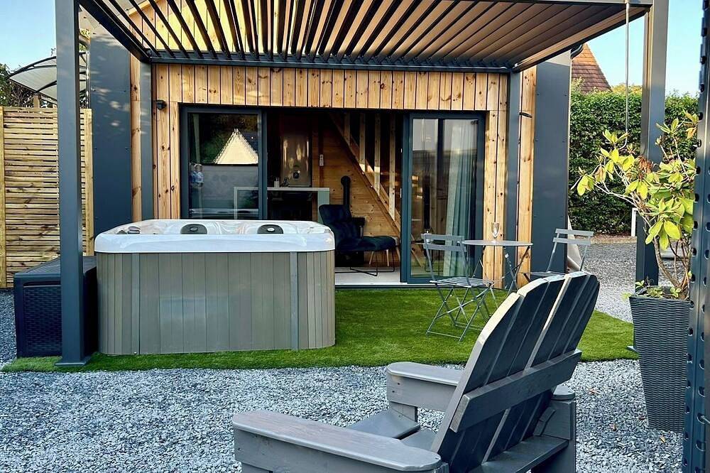 Evasion cosy dans un petit chalet 🏠 avec jacuzzi extérieur ! in Eslettes, Région de Rouen