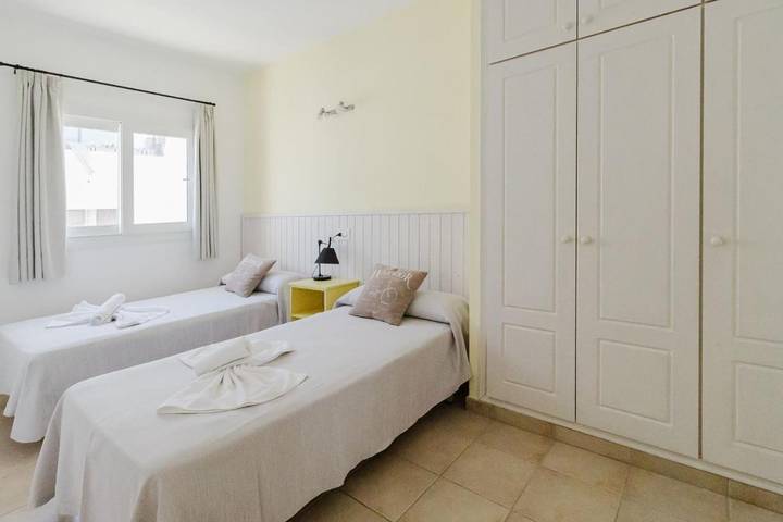 Apartamento para 3 personas, con jardín además de piscina y terraza en Es Pujols