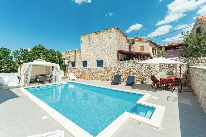 Villa for 8 people, with garden in Tisno