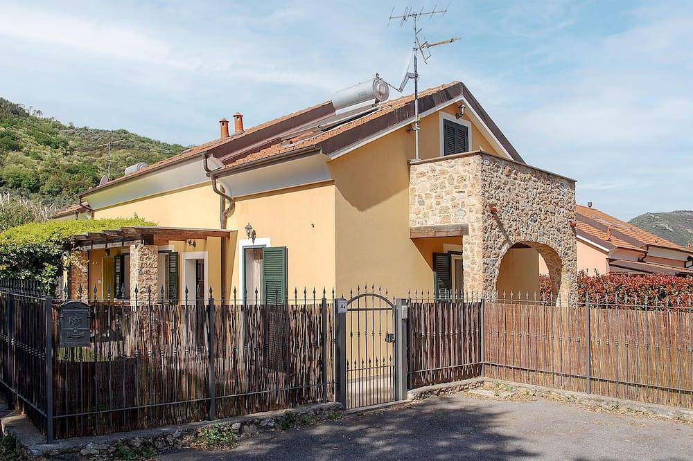 Gemütliches Haus mit 2 Schlafzimmern in Cisano sul Neva in Cisano sul Neva, Riviera di Ponente