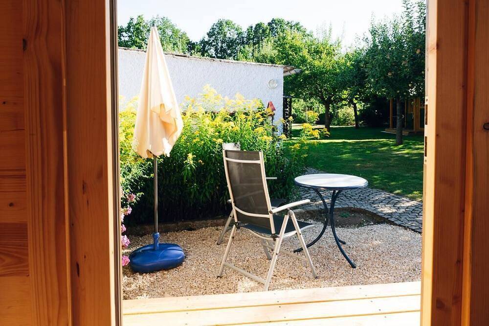 Ganze Wohnung, Gartenhaus rot mit einem Schlafzimmer in Ornbau, Fränkisches Seenland