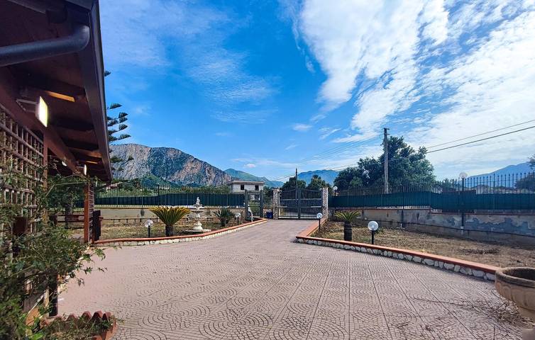 Relájate a 2,5 km de la playa: acogedor apartamento con piscina y terraza in Carini, Provincia de Palermo