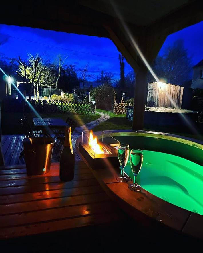Gîte pour 2 personnes, avec jacuzzi ainsi que jardin et piscine à Bobital