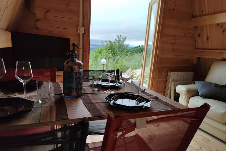 Chalet en bois tout équipé avec balnéo in Rillieux-la-Pape, Lyon et ses environs