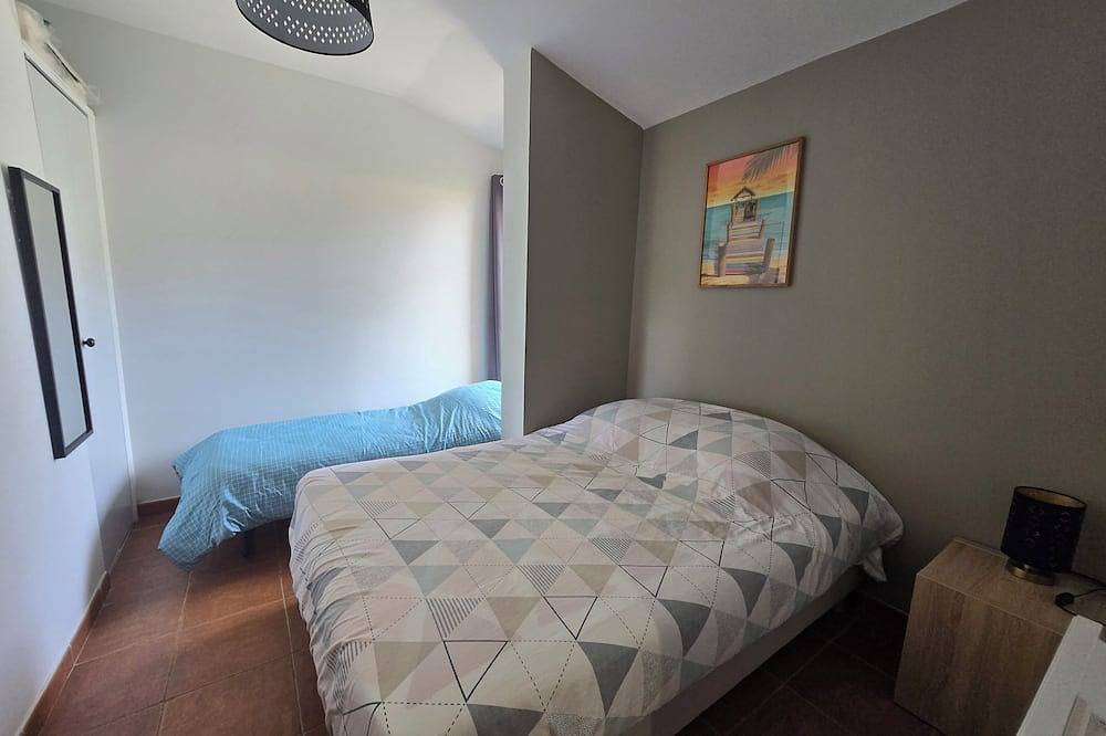 New: Mini villa T2 garden view in quiet residence*** walking distance to sea. in Serra-di-Ferro, Region de Ajaccio