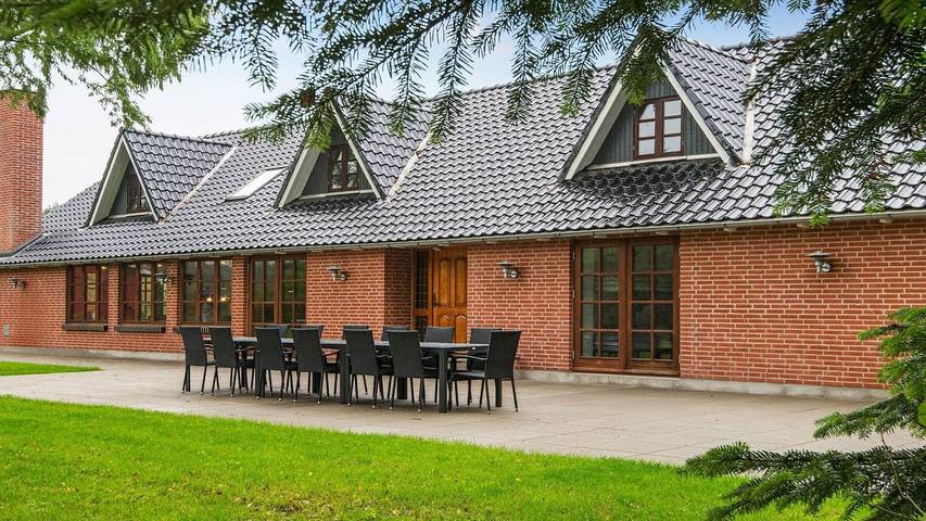 Ferieudlejning for 27 personer, med terrasse og jacuzzi samt sauna i Djursland