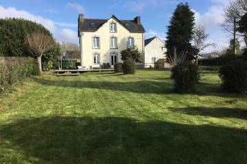 Location de vacances pour 8 personnes, avec terrasse et jardin à Plonévez-du-Faou