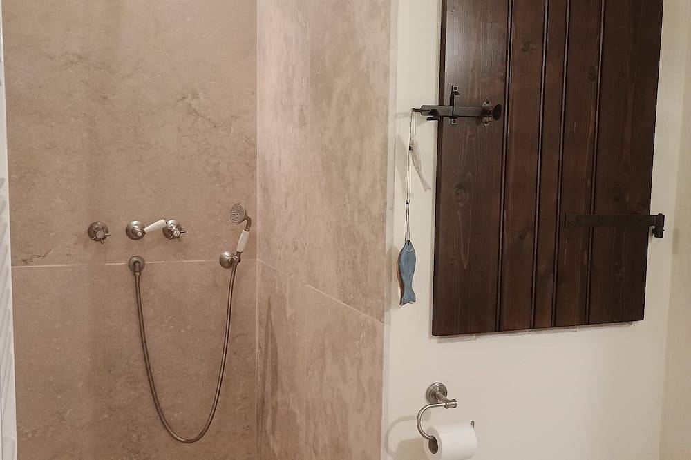 Charming 3-bedroom villa in Abruzzo with Wifi and Ac in Civitella Casanova, Gran Sasso