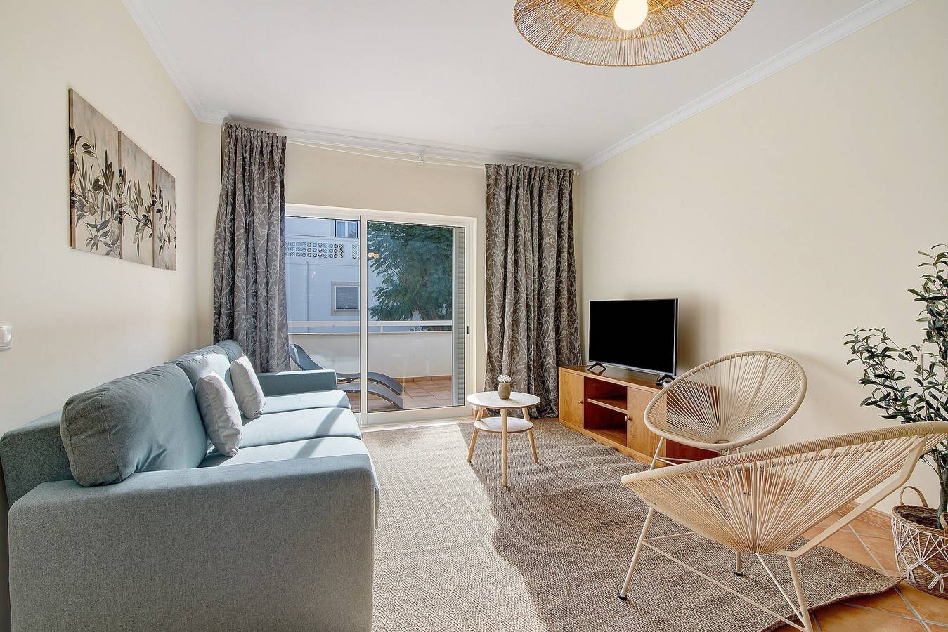 Entire apartment, Apartment '1B Apt Palmeira' with Shared Pool, Balcony and Wi-Fi in Santa Luzia, Parque Natural da Ria Formosa