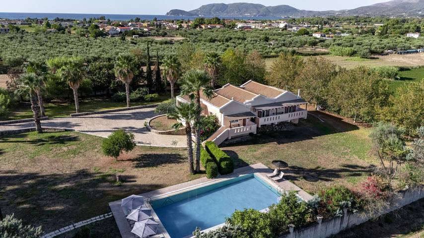 Villa pour 8 personnes, avec jacuzzi et jardin dans Kalamaki