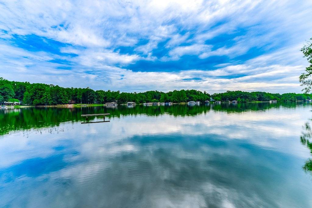 Lakeside log home with a private deck, Wifi, firepit, central Ac, & washer/dryer in Lake Anna