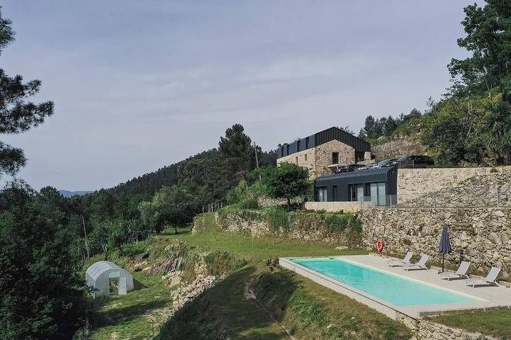 Gîte pour 14 personnes, avec piscine ainsi que balcon et jardin, animaux acceptés