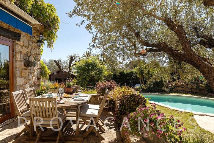 Schönes Ferienhaus mit Salzwasserpool in Valbonne in Valbonne, Mittelmeerküste (Frankreich)