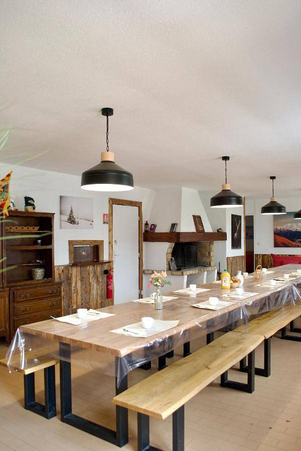 Gîte pour 27 personnes, avec Terrasse ainsi que Jardin et Vue dans La Quillane