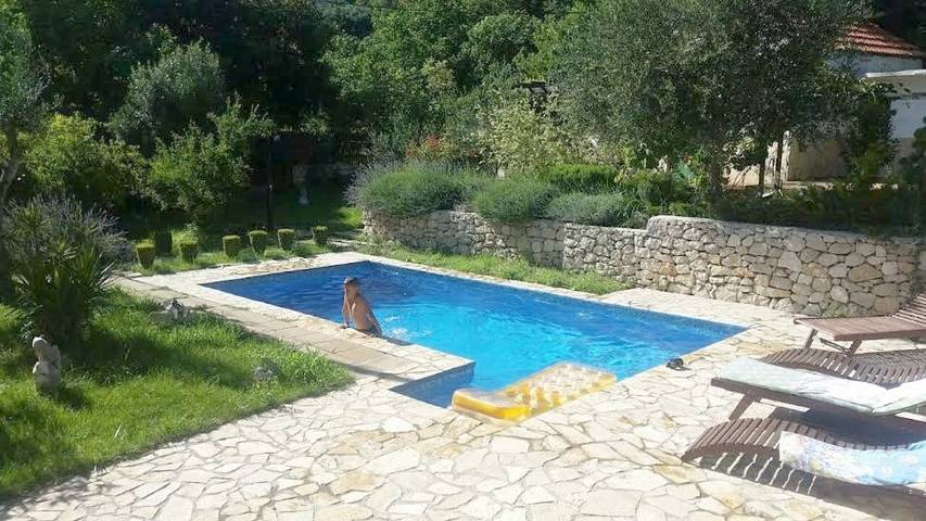 Villa pour 16 personnes, avec Balcon et Terrasse ainsi que Jardin et Piscine à Solin