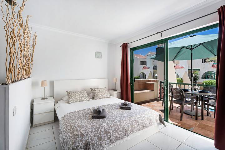 Entire apartment, Vacation Apartment 'Mareverde K131' with Shared Pool, Balcony and Wi-Fi in San Eugenio Alto, Adeje