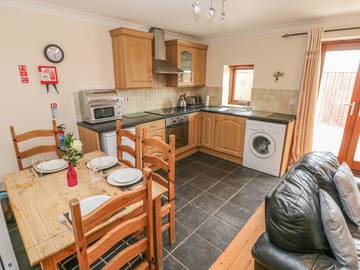 Log Cabin for 4 People in Swansea region, Photo 4