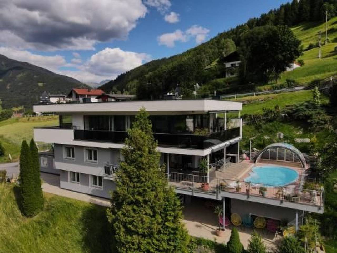Komfortables Ferienhaus in Landeck mit Pool in Landeck, Region de Tirol Alto