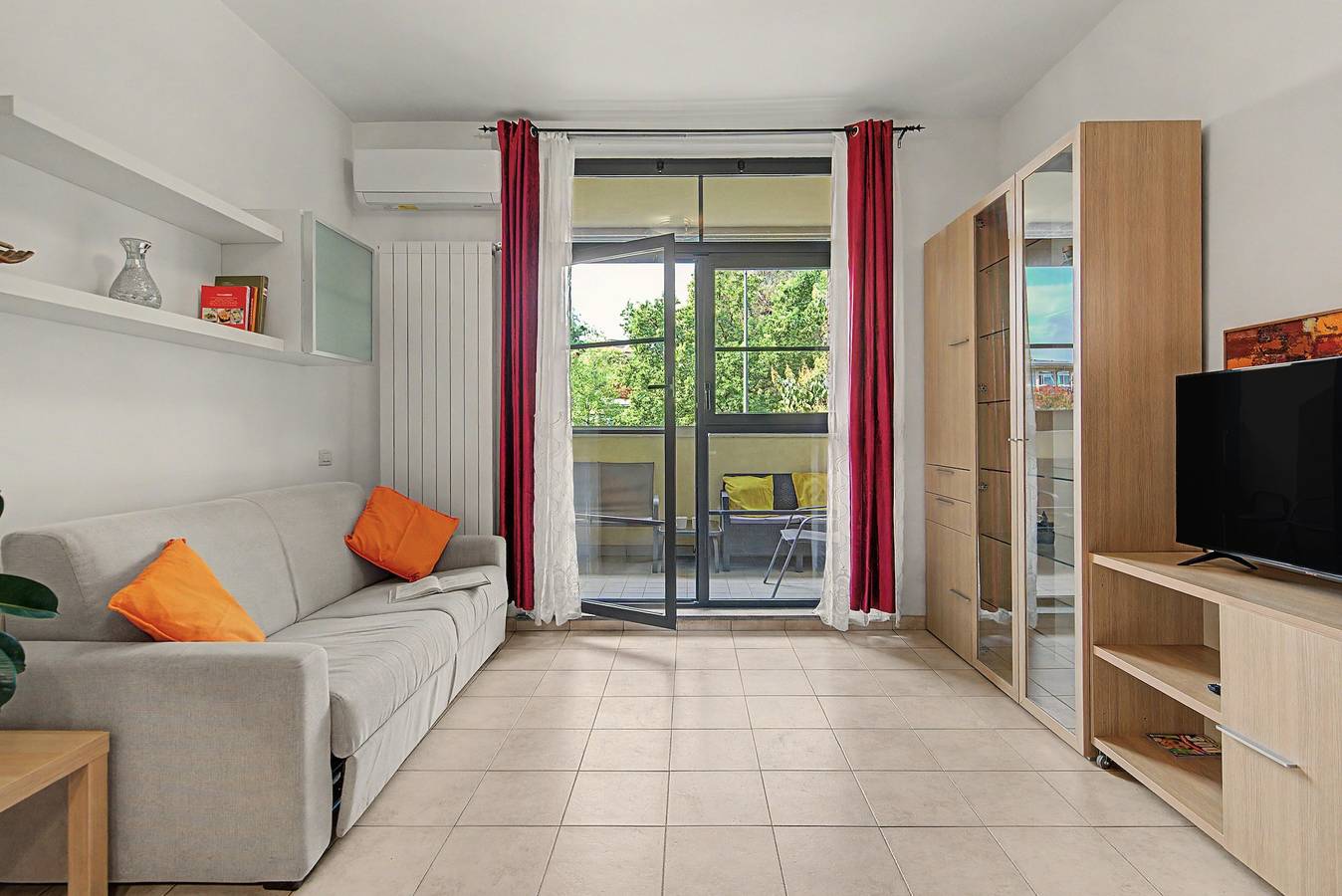 Entire apartment, Apartment 'La Casa Di Sole' with Private Terrace, Wi-Fi, and Air Conditioning in Milan, Milan Province