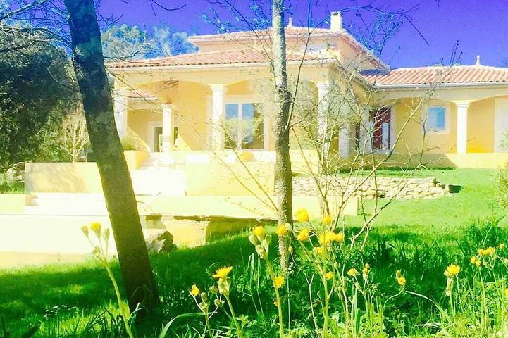 Location de vacances pour 8 personnes, avec balcon et jardin à Sardan