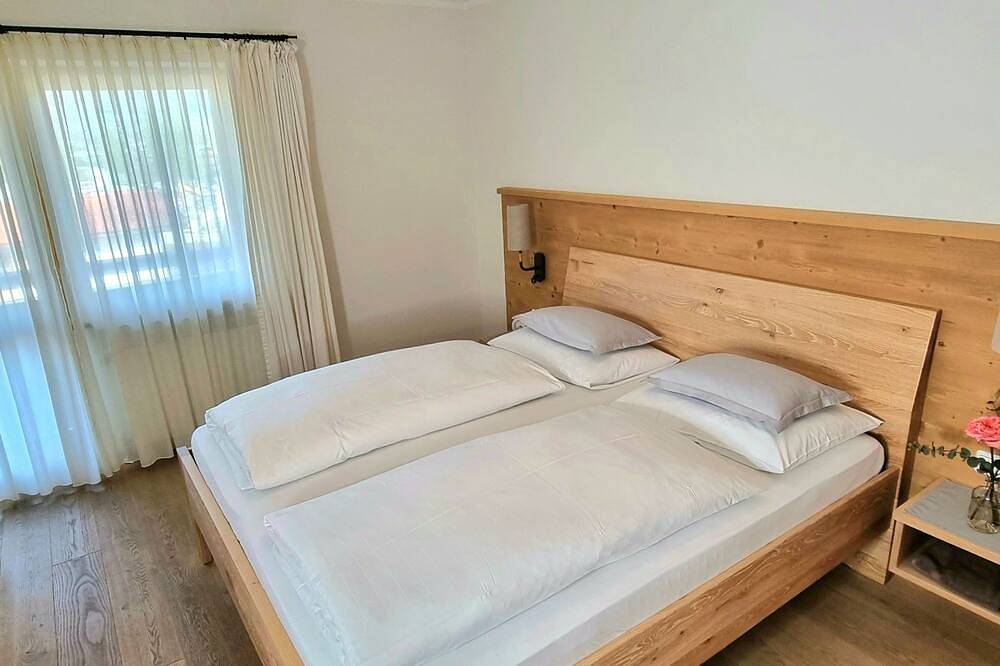 Entire apartment, Abwinkl, 3-zi., 1. Og, 2 Balkone, Ost - Ferienwohnungen Trinkl in Bad Wiessee, Bavarian Alps