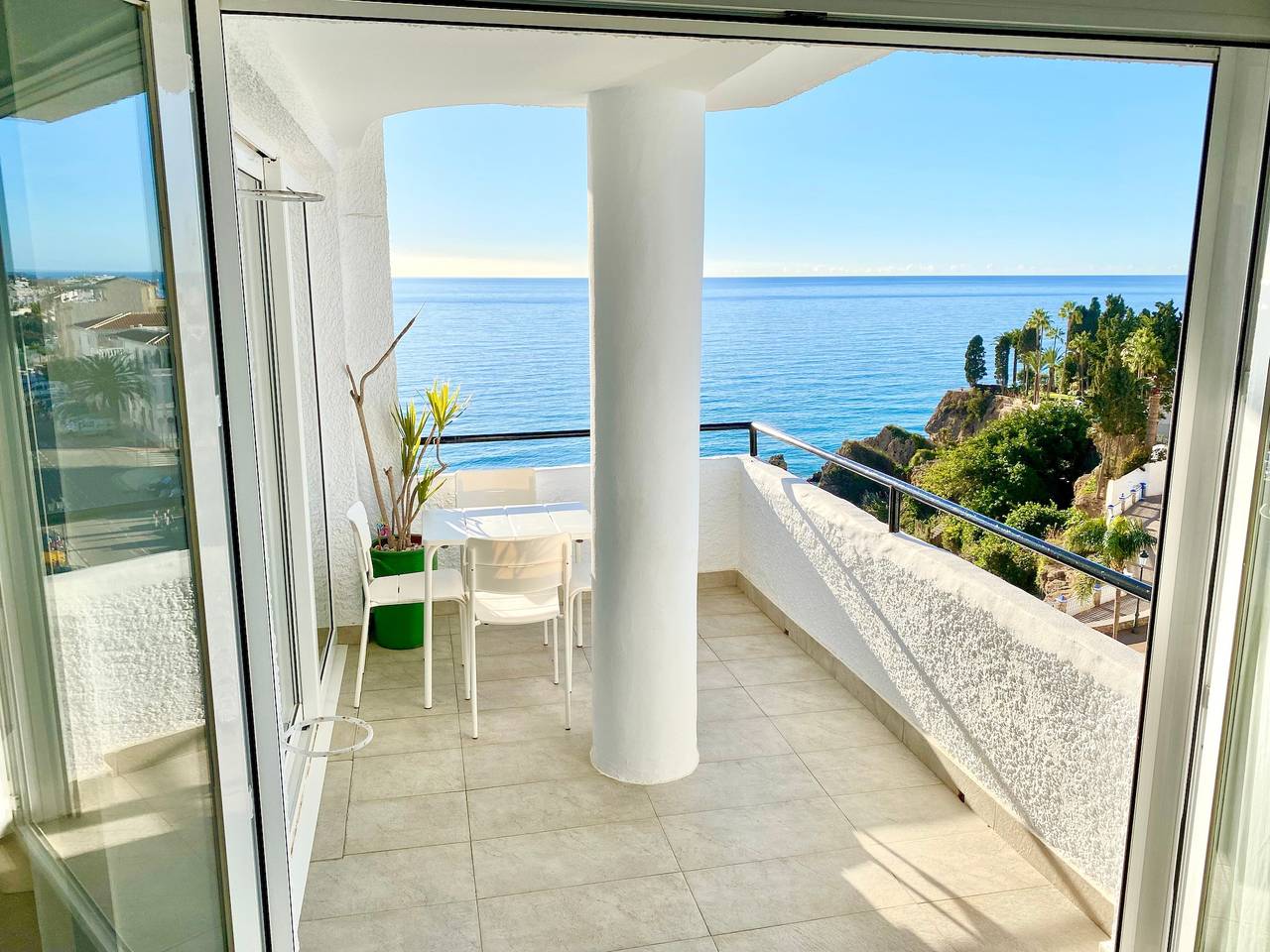 Apartamento entero, Apartamento con vistas al mar, frente a la playa, con piscina compartida, A/C y Wifi in Playa Carabeíllo, Nerja