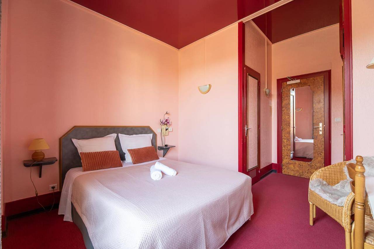 Double Room with Private Bathroom in Montdidier, Région de Montdidier