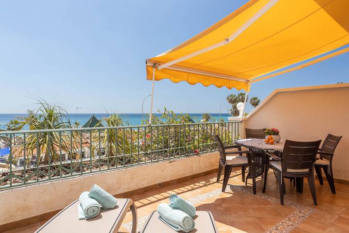 Ganze Wohnung, 'Sonnige Ferienwohnung Frontline Burriana' in Strandnähe mit Meerblick, Wlan, Klimaanlage und Balkon in Playa de Burriana, Nerja