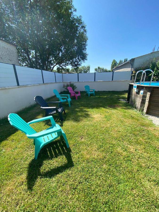 Location de vacances pour 12 personnes, avec terrasse ainsi que piscine et jardin à Genouillé - 3