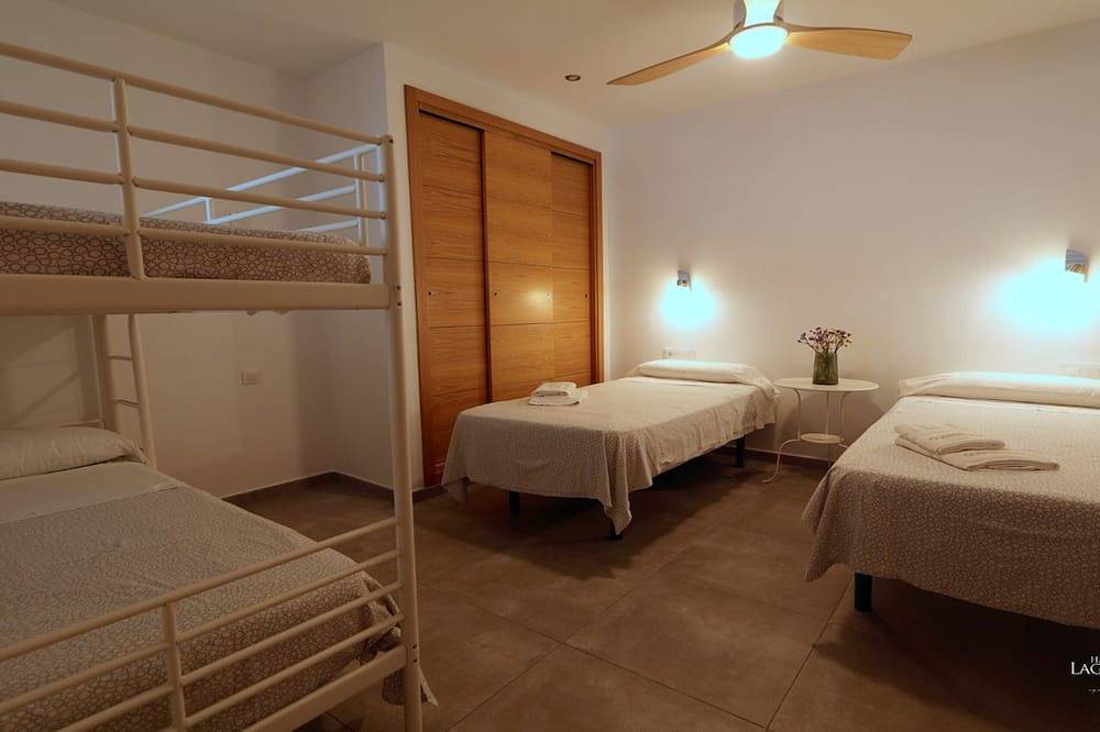 Ganze Wohnung, Buganvilla Apartment with Shared Pool in Puerto Real, Costa de la Luz