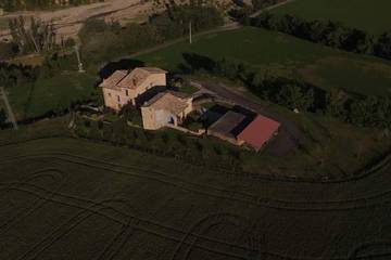 Gîte pour 8 personnes, avec balcon et jardin à Arén
