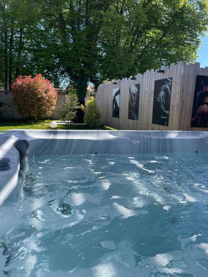Gîte pour 2 personnes, avec Jacuzzi ainsi que Terrasse et Jardin à Breurey-lès-Faverney