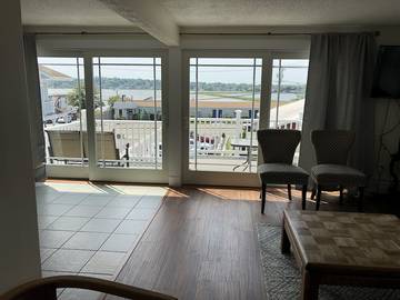 Vacation House for 12 Guests in Newport East, Rhode Island, Picture 2