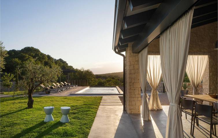 Acogedor apartamento de 2 dormitorios con piscina, wifi y aparcamiento cerca del Ripenda Center in Ripenda, Costa Este de Istria