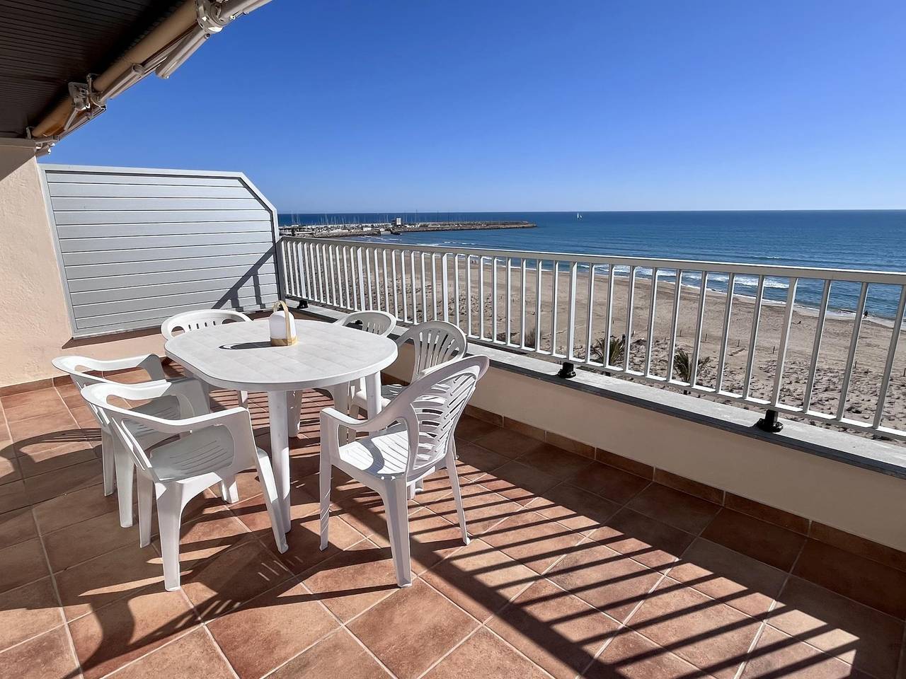 Apartamento vacacional entero, Amplio apartamento en primera línea de mar con espectaculares vistas in Platja de l'Estany - el Mas Mel (Calafell), Calafell