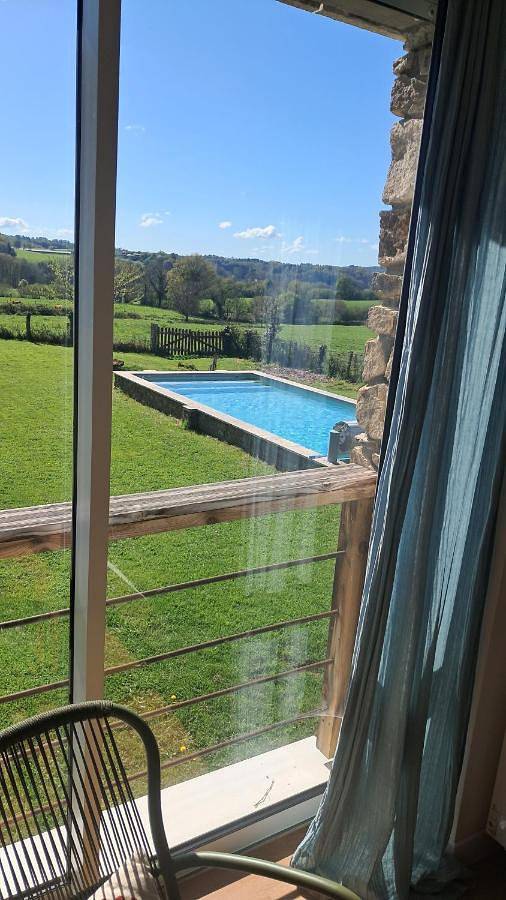 Marguerite,salon,chambre,Sdb,piscine in Condat-sur-Ganaveix, Région de Tulle