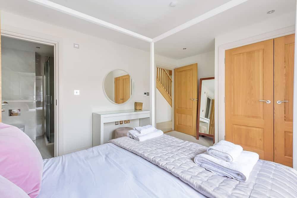 Cobblestone Cottage - sleeps 4 guests in 2 bedrooms in Docking, Norfolk