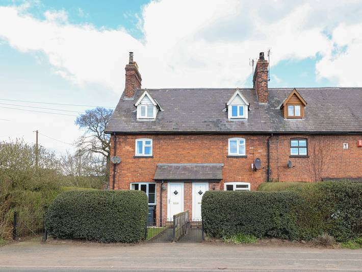 Log cabin for 6 people, with garden, with pets in Delamere