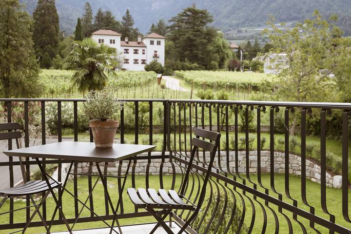 Entire apartment, Apartment 'Ansitz Layshof Apt Hauskapelle' with Mountain View, Shared Garden and Wi-Fi in Merano, Sarntal Alps