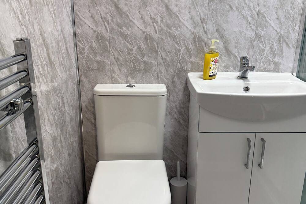 Entire apartment, Stylish Modern Gatwick\nstudio, Free Parking, Free Wifi in Crawley, West Sussex