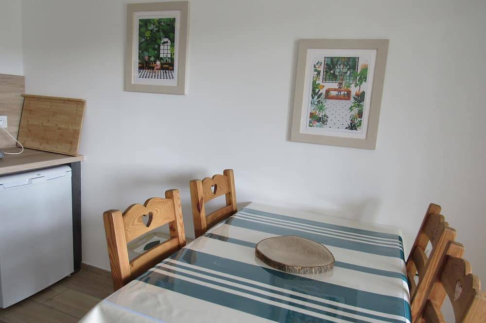 Entire apartment, Charmant Studio Avec Parking et Garage Pour Déposer en Sécurité vos Équipements in Formiguères, Prades region