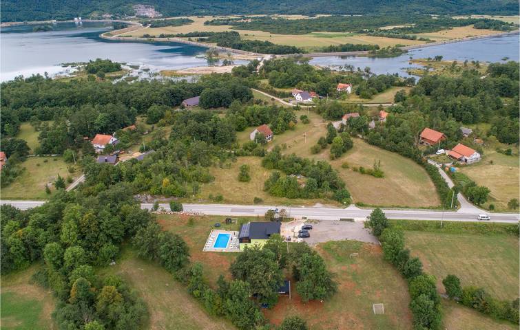 Gemütliche 32 m² große Wohnung mit Pool, WLAN und Zugang zum Fluss in 1 km Entfernung in Lika-Senj