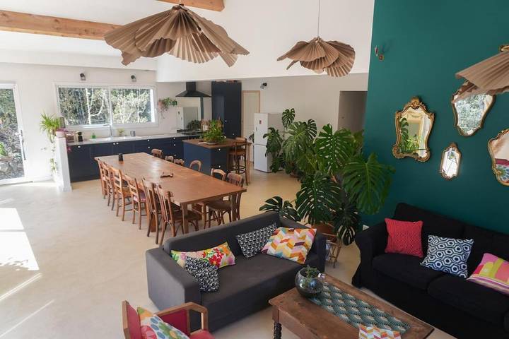 Location de vacances pour 12 personnes, avec vue et jardin à Saint-Martin-de-Londres