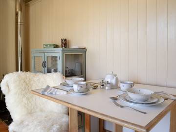 Log Cabin for 2 People in Oxfordshire, South East England, Photo 2